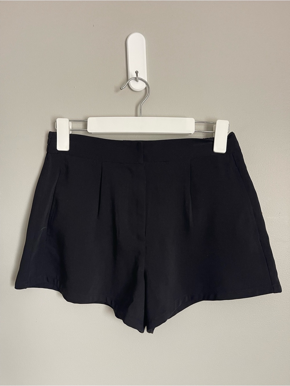 FOREVER 21 | Black Pleated Dress Shorts Sz S